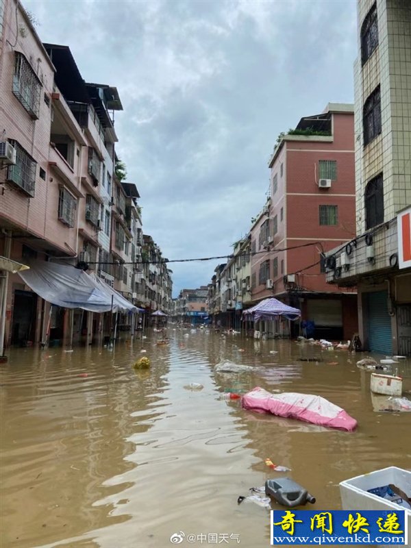航拍英德洪水现场:水位接近屋顶