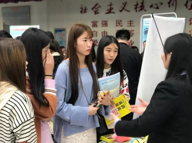 00后女孩去面试全程狂怼HR