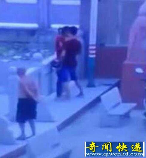 激情男女路灯下忘情啪啪啪 大爷强势围观