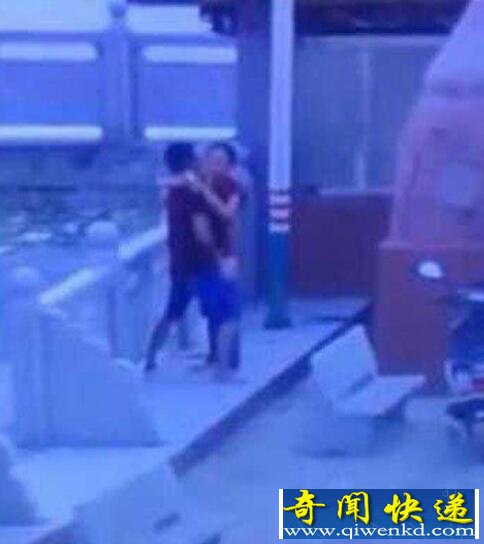 激情男女路灯下忘情啪啪啪 大爷强势围观