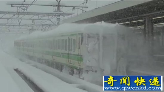 Boss级寒潮来袭 岛国女生大雪天露美腿