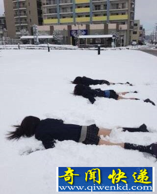 Boss级寒潮来袭 岛国女生大雪天露美腿