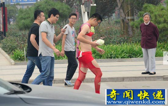山东聊城新郎被恶搞 穿红丝袜戴红胸罩捧白菜迎亲