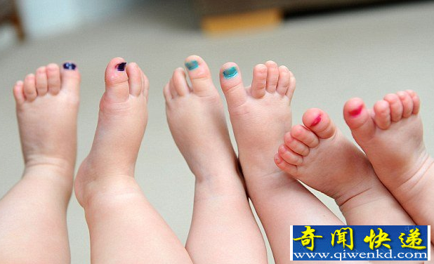 英国夫妇凭脚指甲油颜色区分三胞胎 实属无奈之举
