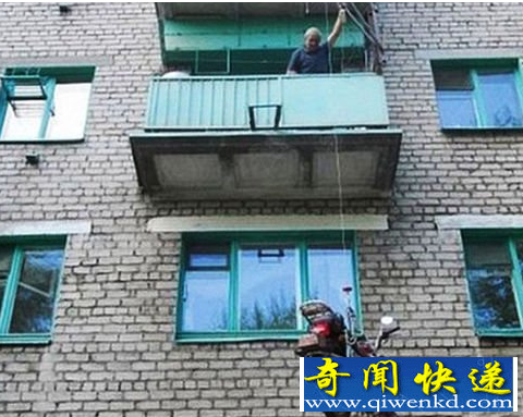俄罗斯男子将心爱摩托车吊在三楼窗外 防盗有新招