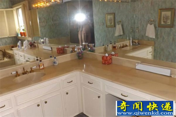 美国男子为卖房网晒浴室照 忽视镜中自己赤裸裸