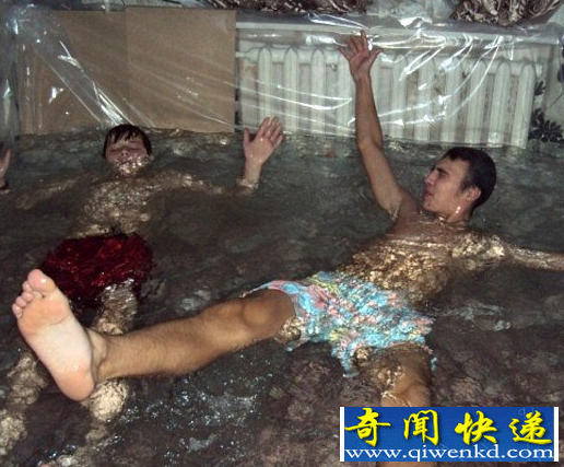 俄罗斯少年将客厅注水变成室内游泳池防暑降温