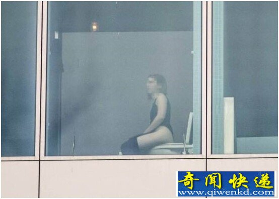 柏林餐厅厕所配落地玻璃观景甚佳 但如厕一览无遗