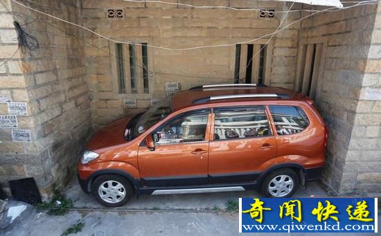 福建晋江现"停车之神" SUV轿车与墙紧贴严丝合缝