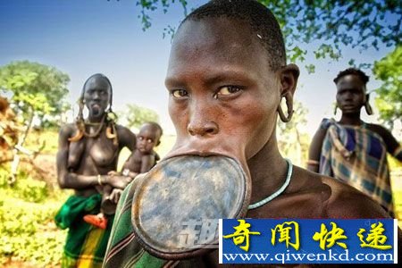 埃塞俄比亚奇趣之旅:赤身裸体嘴唇上嵌盘子