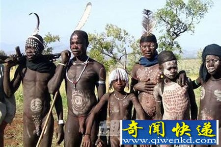 埃塞俄比亚奇趣之旅:赤身裸体嘴唇上嵌盘子