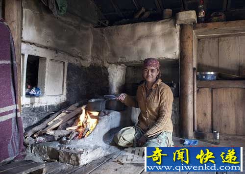 原始部落的全裸生活:"一妻多夫"