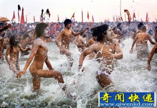 印度数千万朝圣者全裸恒河沐浴庆"大壶节"