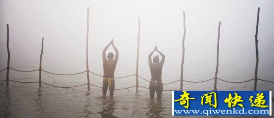 印度数千万朝圣者全裸恒河沐浴庆"大壶节"