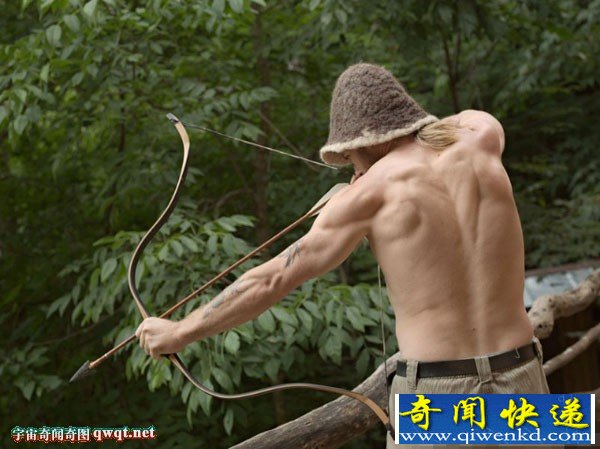 拍摄美国神秘丛林隐士们的生活:直接挤奶喝