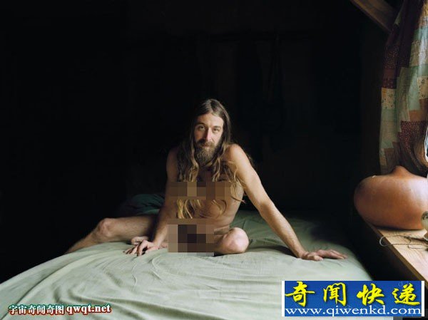 拍摄美国神秘丛林隐士们的生活:直接挤奶喝