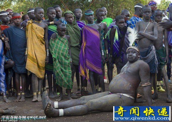 埃塞尔比亚男子为了荣登“最美”宝座狂饮牛的血和奶