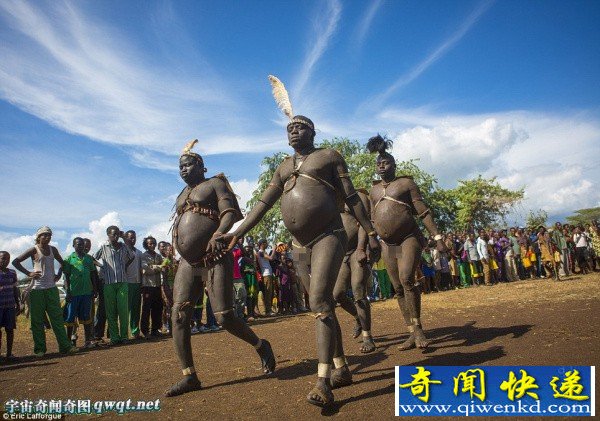 埃塞尔比亚男子为了荣登“最美”宝座狂饮牛的血和奶