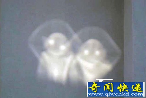 加拿大西部墙壁上映射出两个神秘外星人