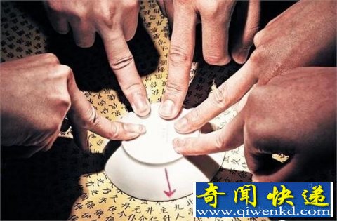 最灵异的游戏：玩碟仙女子被神秘爆头