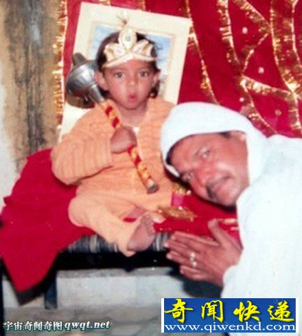 印度一男孩长着神奇尾巴 在当地被奉为神灵信徒朝拜