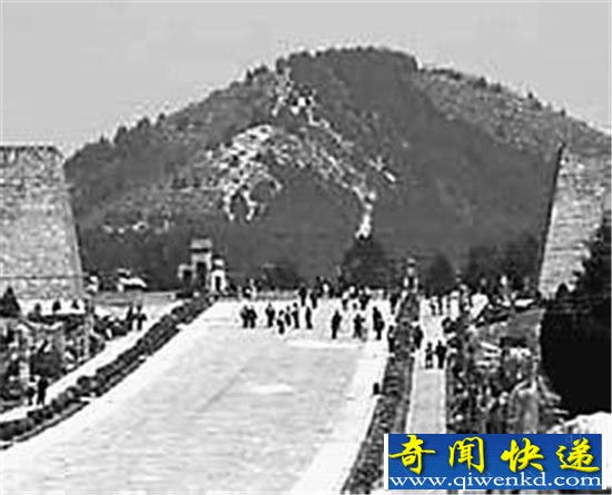 千年古墓挖出活体女尸 疑外星人附体走动竟与村民攀谈