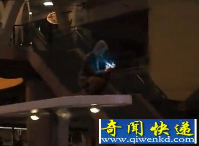 揭秘香港街头蓝光人