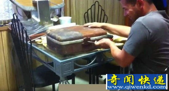 男子无意间捡到一个箱子 看见里面后震惊了!