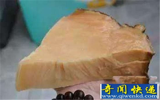男子在草堆里发现了一块石头 竟是千年珍宝?