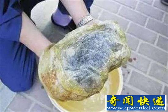 男子在草堆里发现了一块石头 竟是千年珍宝?