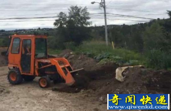男子在小河边挖出这个东西 看到之后被吓坏了!