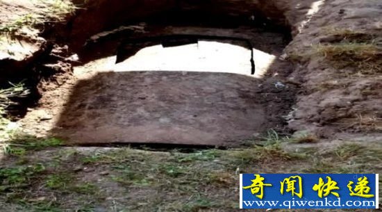 男子在自己后院挖出了一棺材 里面竟是它?