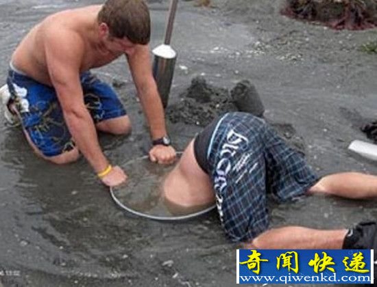 男子竟然在泥中挖出这个东西 惊呆了!