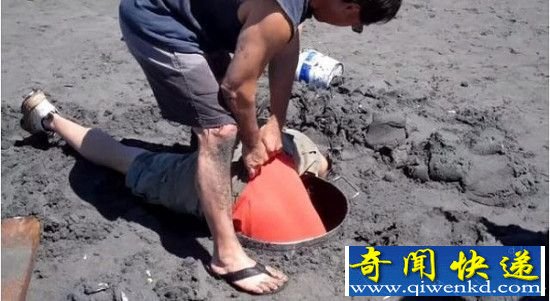 男子竟然在泥中挖出这个东西 惊呆了!