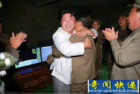 金正恩拥抱官兵庆导弹试射