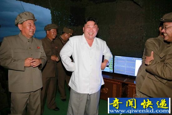 金正恩拥抱官兵庆导弹试射