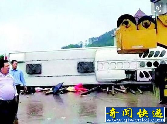 惊魂!大巴侧翻 司机疑突发疾病