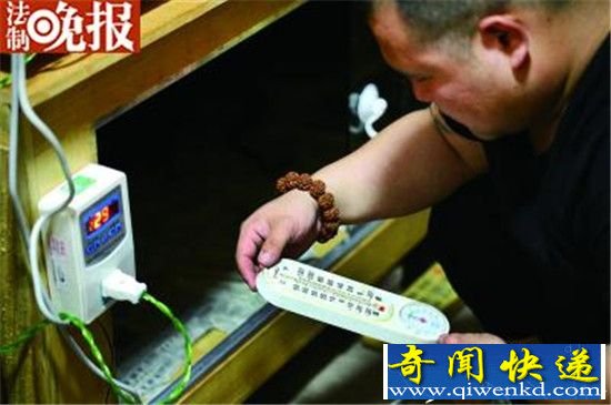 27岁小伙养3万条蛇 年收入达几百万