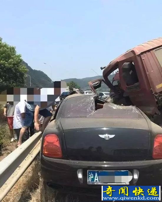 宾利撞上巨型拖拉机致3死5伤 当场报废
