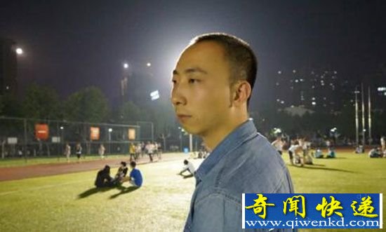 冯巩儿子近照曝光 跟老爸年轻时一模一样