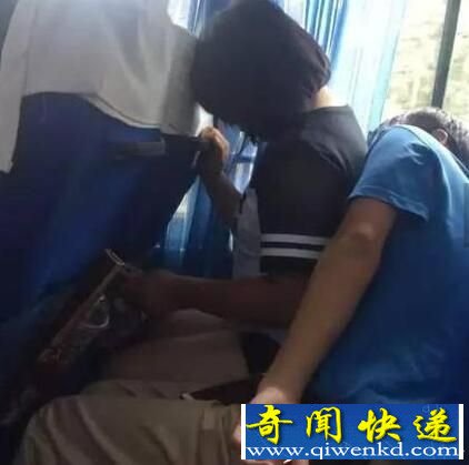 年轻情侣公交车上爱抚不雅照曝光犹如活春宫