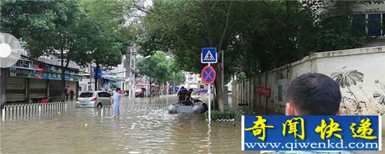 武汉多名市民趟水出行 触电身亡