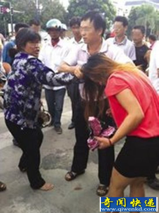 已婚女子寂寞网恋称未婚 与老公逛街遇男友