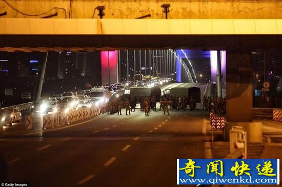 土耳其军方发动政变 坦克上街首都爆炸