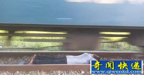男子作死挑战火车“碾压” 撞上瞬间卧倒