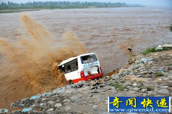 河北邢台暴雨致塌方 报废公交车带沙入洪