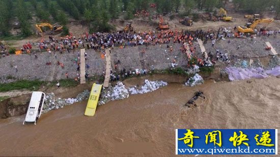 河北邢台暴雨致塌方 报废公交车带沙入洪