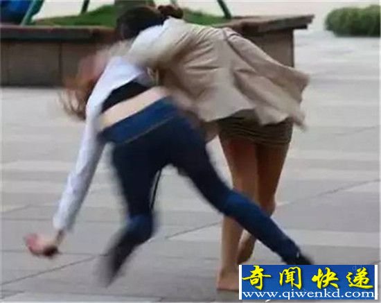 二女为挣一男当街撕衣:谁赢了谁跟我