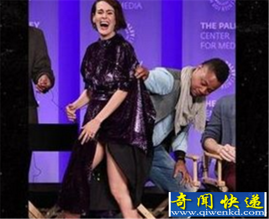美男星撩女星裙子 低头看美女裙底遭网友炮轰