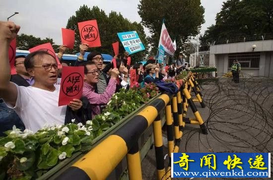 韩星州民众与警方对峙 萨德计划遭当地居民强烈反对